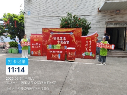 街道边立着广告牌子

AI 天生的内容可能不准确。。。。。。