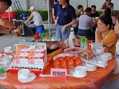 一群人在桌子前吃工具

AI 天生的内容可能不准确。。。。。。